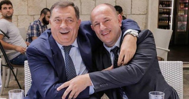 Milorad Dodik i Luka petrovic pod platanima u Trebinju