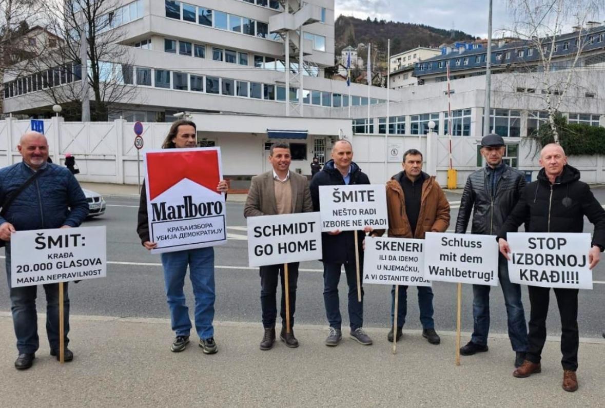 Nebojša Vukanović protestuje ispred zgrade OHR